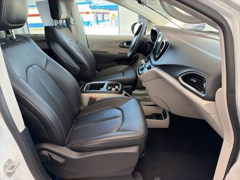 Used 2024 Chrysler Pacifica Touring-L image 14