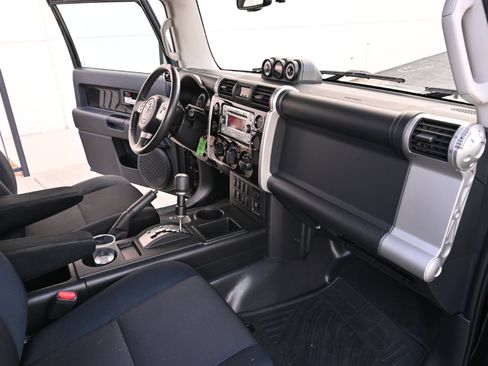 Used 2011 Toyota FJ Cruiser 2WD w/ Upgrade Pkg image 12