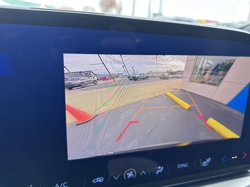 Used 2025 Chevrolet Traverse LT image 20