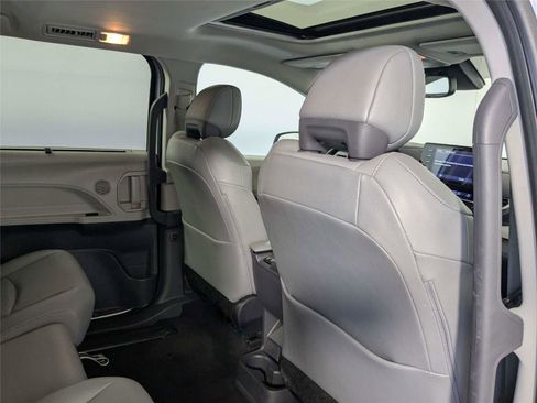 Used 2024 Toyota Sienna XLE FWD image 31