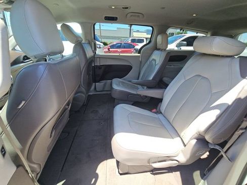 Used 2019 Chrysler Pacifica Touring-L FWD image 8
