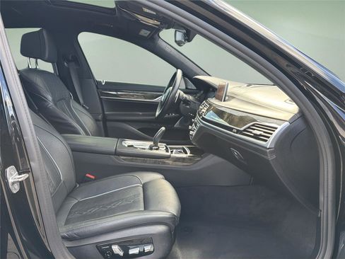 Used 2020 BMW M760i xDrive w/ Luxury Rear Seating Package image 19