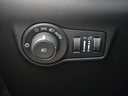 Used 2025 Jeep Compass Latitude w/ Sun & Sound Group AWD/4WD image 15