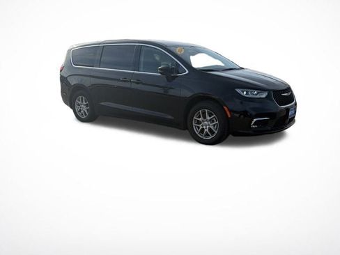 Used 2024 Chrysler Pacifica Touring-L image 9