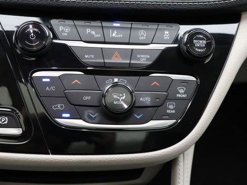 Used 2022 Chrysler Pacifica Limited AWD/4WD image 25