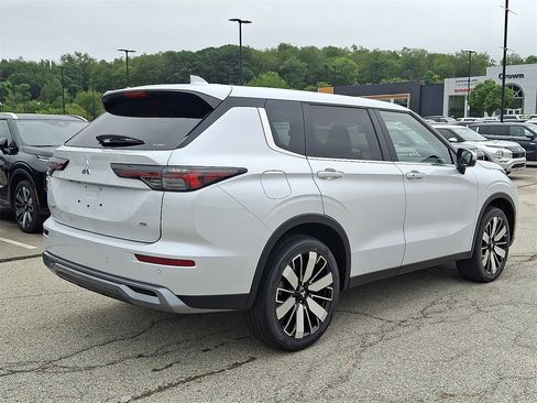 New 2025 Mitsubishi Outlander SE image 4