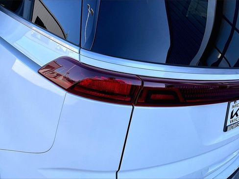 Certified 2024 Kia Carnival LX image 28