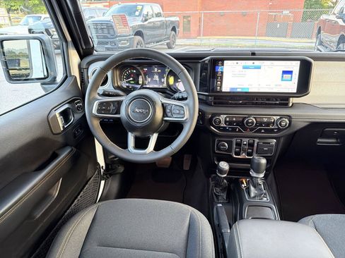 Used 2025 Jeep Wrangler Unlimited Sahara AWD/4WD image 21