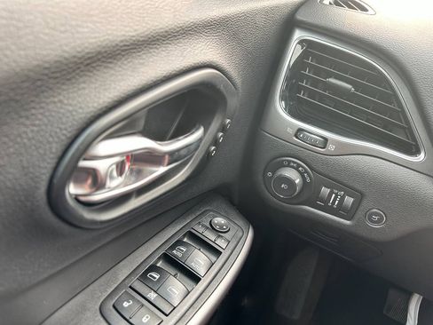 Used 2019 Jeep Cherokee Limited AWD/4WD image 17