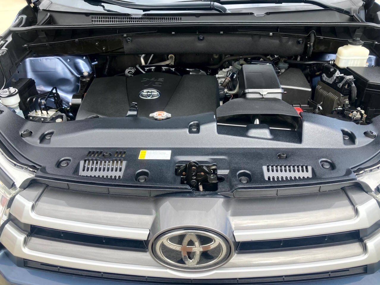 Used 2019 Toyota Highlander XLE FWD image 22