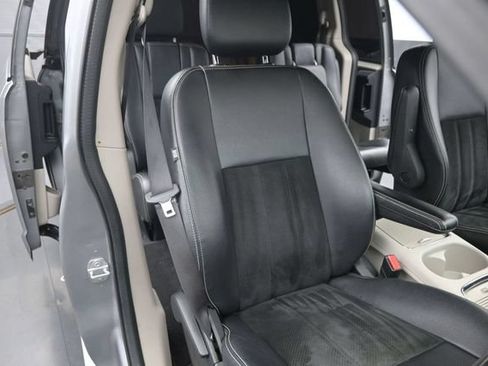 Used 2018 Dodge Grand Caravan SXT FWD image 19