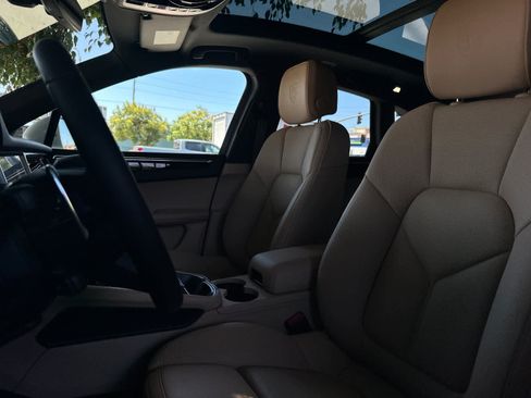 Certified 2025 Porsche Macan AWD/4WD image 5