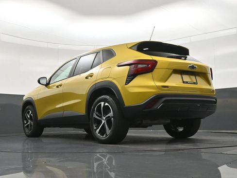 Used 2024 Chevrolet Trax RS w/ Sunroof Package FWD image 25