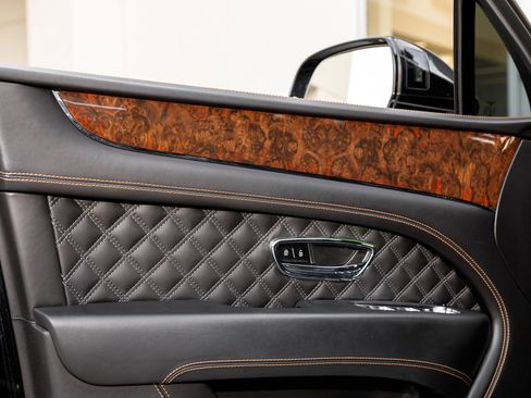 Used 2022 Bentley Bentayga image 13