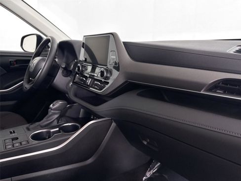 Certified 2025 Toyota Highlander LE FWD image 40