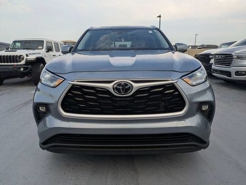 Used 2021 Toyota Highlander XLE AWD/4WD image 7