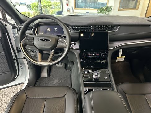 New 2025 Jeep Grand Cherokee Limited w/ Luxury Tech Group II AWD/4WD image 12