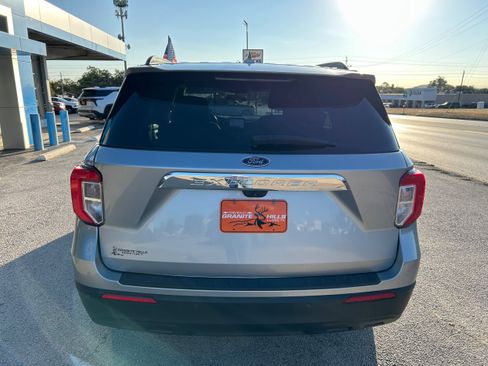 Used 2020 Ford Explorer XLT RWD image 4