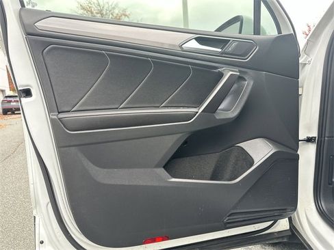 Used 2022 Volkswagen Tiguan SE image 13