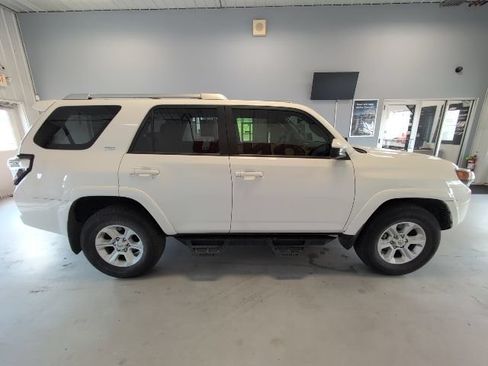 Used 2017 Toyota 4Runner SR5 AWD/4WD image 6