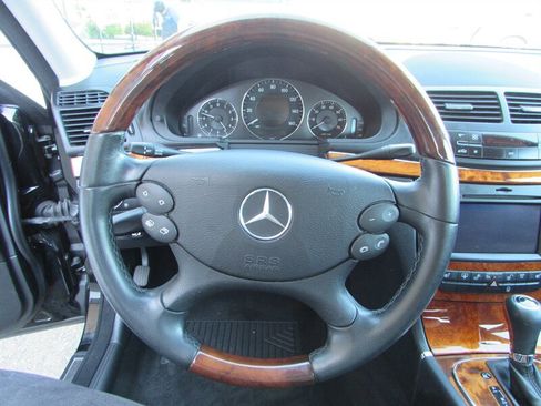 Used 2009 Mercedes-Benz E 350 4MATIC Sedan image 10