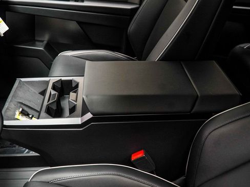 Used 2025 Tesla Cybertruck AWD Crew Cab image 27