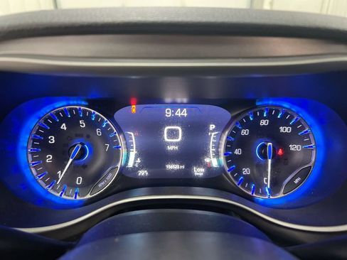 Used 2021 Chrysler Pacifica Touring w/ Uconnect Theater Family Group FWD image 12