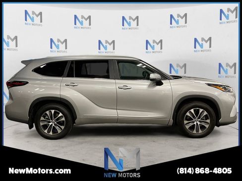 Used 2024 Toyota Highlander XLE AWD/4WD image 6