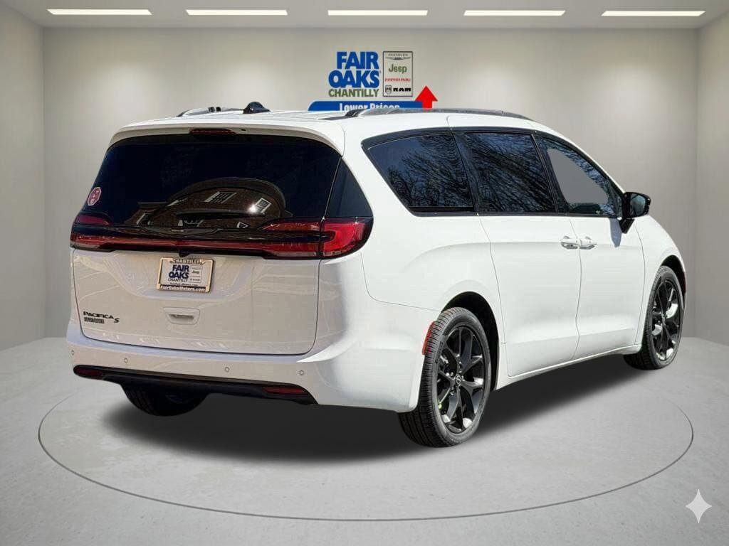 New 2026 Chrysler Pacifica Select w/ S Appearance Package FWD image 6