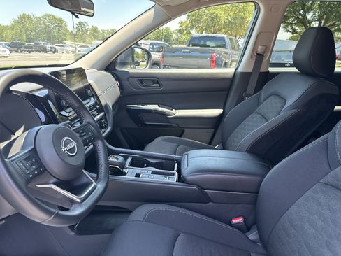 Used 2025 Nissan Pathfinder SV FWD image 13