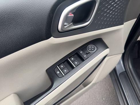 Used 2020 Kia Soul S FWD image 11