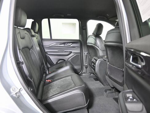 Used 2023 Jeep Grand Cherokee Altitude image 15