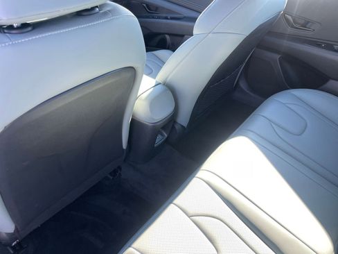 Used 2025 Hyundai Elantra Limited image 24