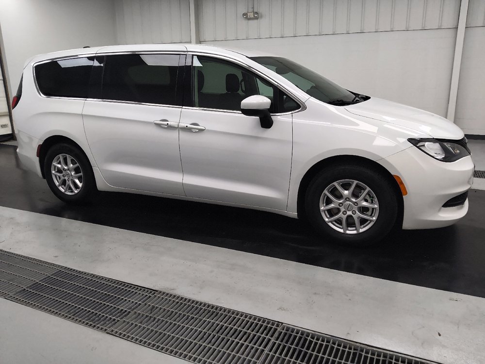 Used 2023 Chrysler Voyager LX FWD image 11