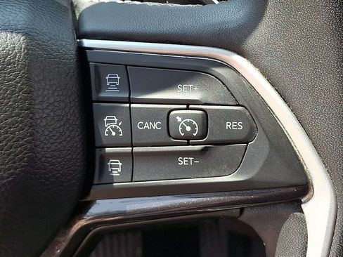 Used 2023 Jeep Grand Cherokee Laredo AWD/4WD image 21