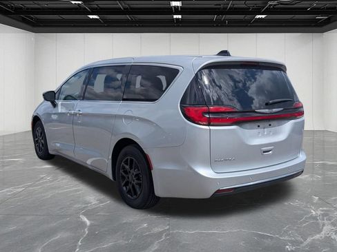 Used 2024 Chrysler Pacifica Touring-L FWD image 3
