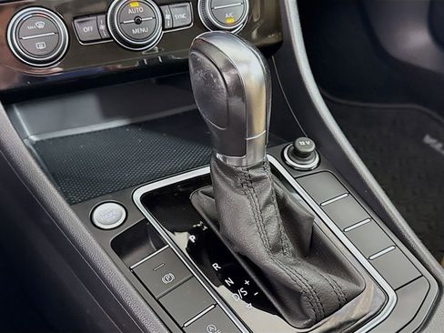 Used 2019 Volkswagen Jetta SE w/ Cold Weather Package image 16