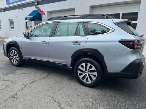Used 2023 Subaru Outback AWD/4WD image 2