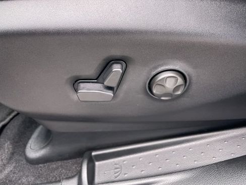 Used 2026 Chrysler Pacifica Limited FWD image 12