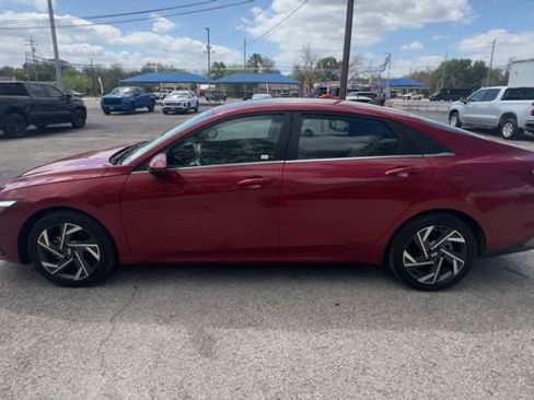 Used 2025 Hyundai Elantra SEL image 5