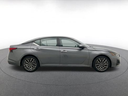 Used 2025 Nissan Altima 2.5 SV FWD image 10