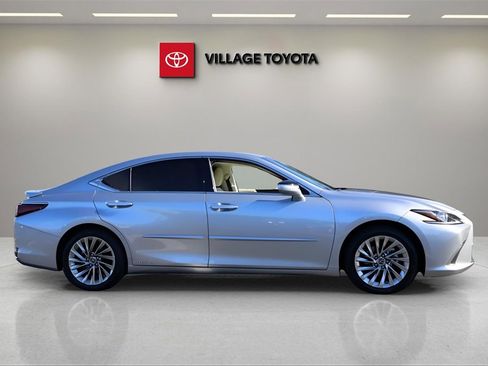 Used 2022 Lexus ES 300h w/ Luxury Package image 5