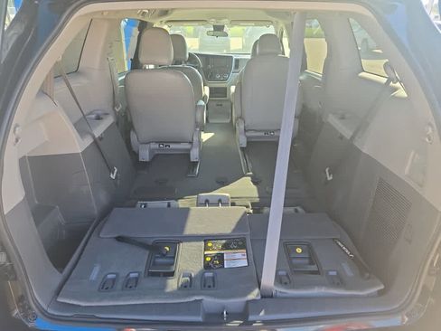 Used 2020 Toyota Sienna L image 10