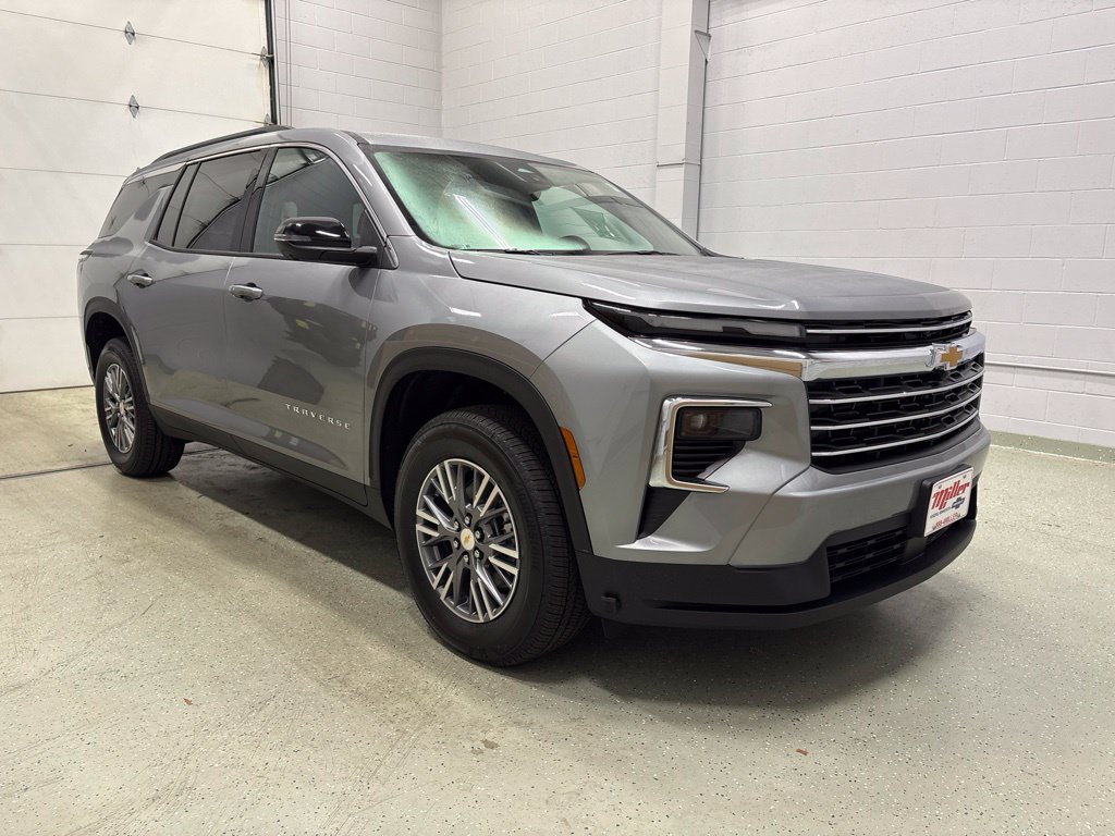 Used 2026 Chevrolet Traverse LT w/ Driver Confidence Package AWD/4WD image 2