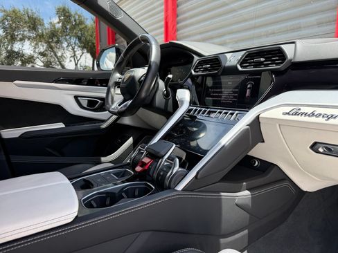 Used 2022 Lamborghini Urus AWD/4WD image 44