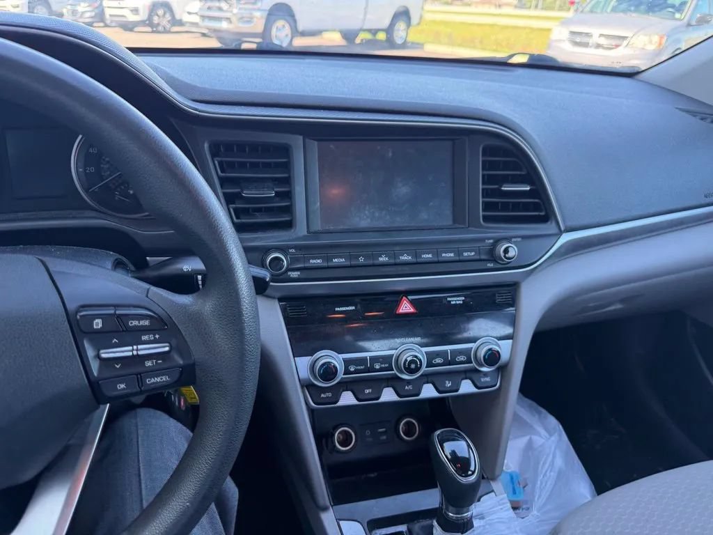 Used 2020 Hyundai Elantra SEL FWD image 15