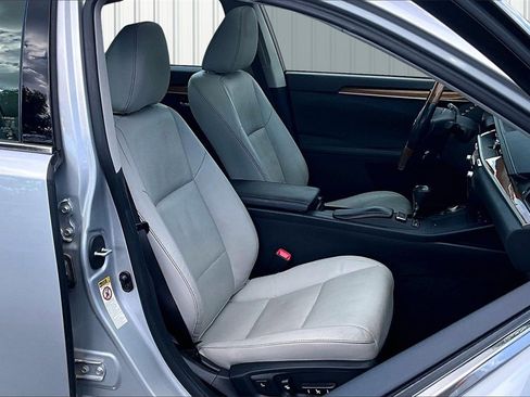 Used 2015 Lexus ES 300h image 18