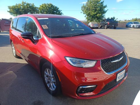 Used 2025 Chrysler Pacifica Select FWD image 1