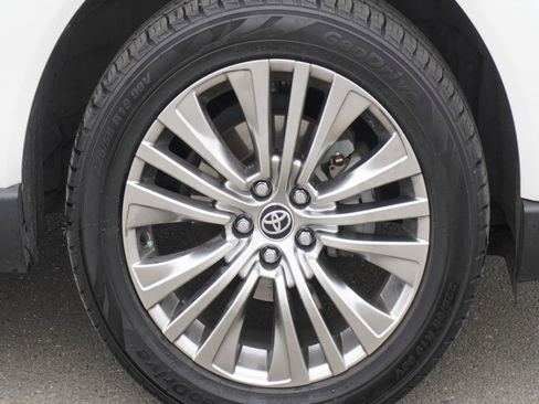 Used 2021 Toyota Venza XLE w/ Carpet Mat Package (TMS) image 5