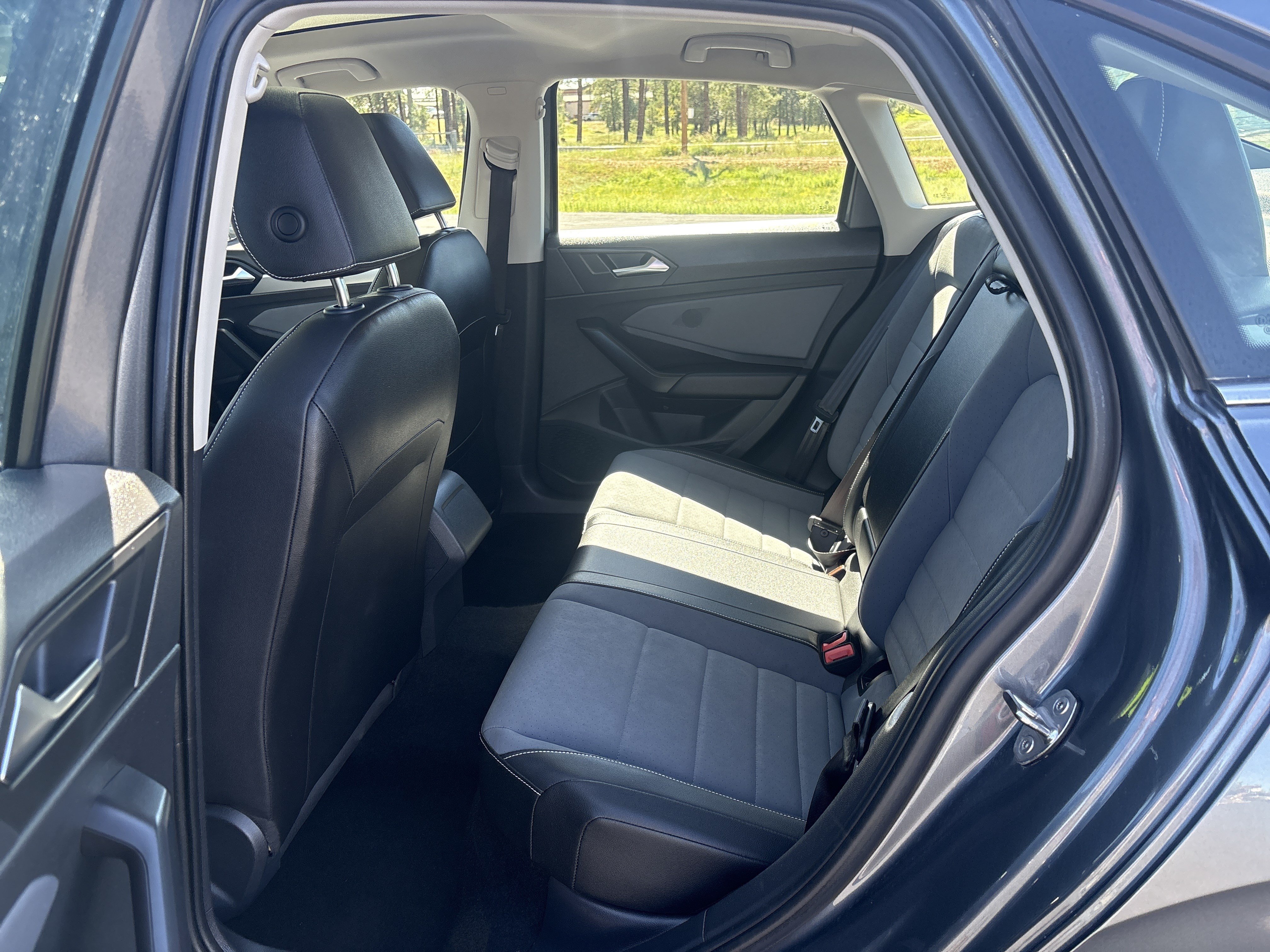 Used 2025 Volkswagen Jetta SE FWD image 11